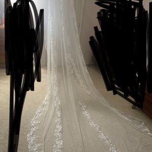 White cape veil